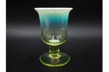 アンティーク　大正〜昭和初期の当時物　ウランガラス　棗型　乳白ぼかしがやわらかく広がる氷コップ　(R-085519)