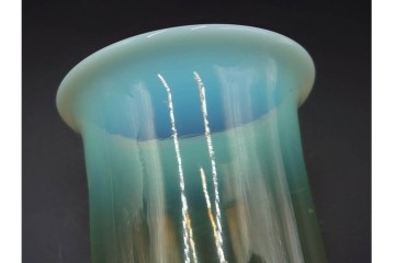 アンティーク　大正〜昭和初期の当時物　ウランガラス　棗型　乳白ぼかしがやわらかく広がる氷コップ　(R-085519)