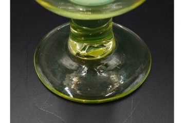 アンティーク　大正〜昭和初期の当時物　ウランガラス　棗型　乳白ぼかしがやわらかく広がる氷コップ　(R-085519)