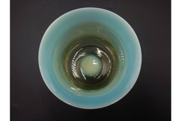 アンティーク　大正〜昭和初期の当時物　ウランガラス　棗型　乳白ぼかしがやわらかく広がる氷コップ　(R-085519)