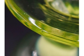 アンティーク　大正〜昭和初期の当時物　ウランガラス　棗型　乳白ぼかしがやわらかく広がる氷コップ　(R-085519)