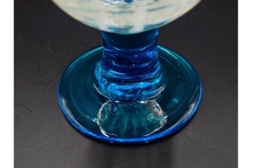 当時物　大正～昭和初期　棗型　乳白の玉垂れ文が趣ある青脚氷コップ　(R-085520)