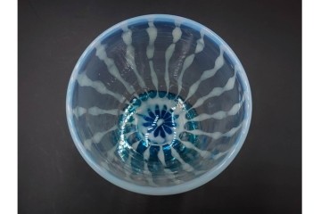 当時物　大正～昭和初期　棗型　乳白の玉垂れ文が趣ある青脚氷コップ　(R-085520)