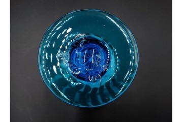 当時物　大正～昭和初期　棗型　乳白の玉垂れ文が趣ある青脚氷コップ　(R-085520)