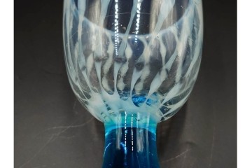 当時物　大正～昭和初期　棗型　乳白の玉垂れ文が趣ある青脚氷コップ　(R-085520)