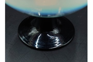 アンティーク　大正～昭和初期の当時物　碗型　高さ7cmの希少サイズ!　乳白ぼかしと赤縁が映えるエナメル脚の小さい氷コップ　(R-085521)