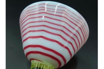 大正〜昭和初期　ウランガラス　ラッパ型　希少文　赤色糸巻模様が映える乳白地の氷コップ　(R-085524)