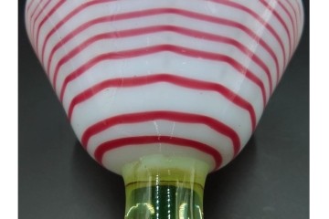 大正〜昭和初期　ウランガラス　ラッパ型　希少文　赤色糸巻模様が映える乳白地の氷コップ　(R-085524)