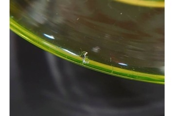 大正〜昭和初期　ウランガラス　ラッパ型　希少文　赤色糸巻模様が映える乳白地の氷コップ　(R-085524)