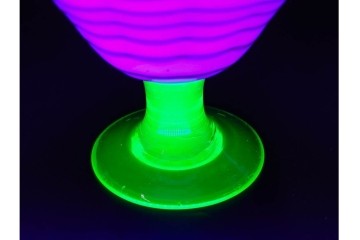 大正〜昭和初期　ウランガラス　ラッパ型　希少文　赤色糸巻模様が映える乳白地の氷コップ　(R-085524)