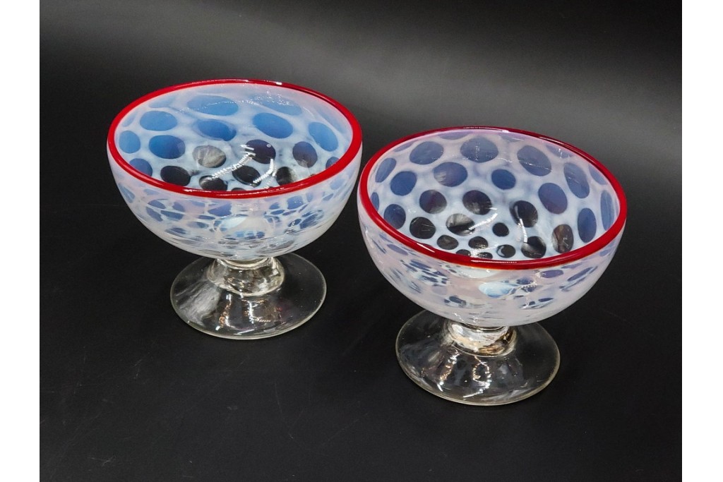 アンティーク　大正～昭和初期の当時物　碗型　乳白水玉に赤縁が可愛らしい氷コップ2客セット　(R-085525)