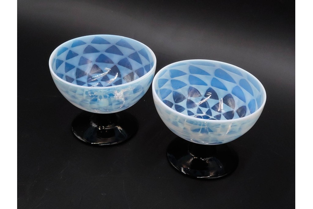 アンティーク　大正～昭和初期の当時物　碗型　乳白に鱗文が愛らしい氷コップ2客セット　(R-085526)