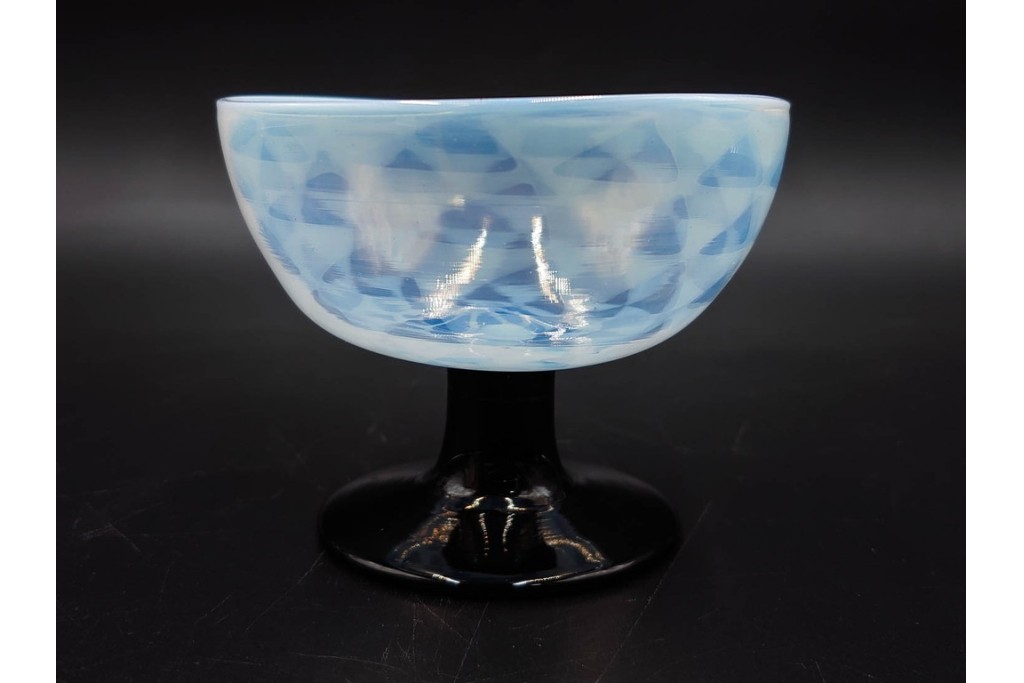 アンティーク　大正～昭和初期の当時物　碗型　乳白に鱗文が愛らしい氷コップ2客セット　(R-085526)