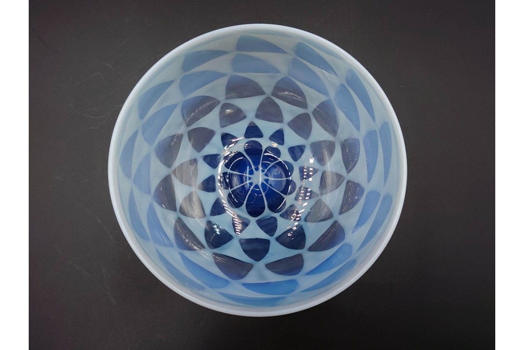 アンティーク　大正～昭和初期の当時物　碗型　乳白に鱗文が愛らしい氷コップ2客セット　(R-085526)