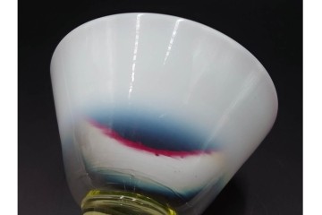 大正〜昭和初期　ウランガラス　ラッパ型　乳白ぼかし・赤縁　三色の表情が美しい氷コップ2客セット　(R-085527)