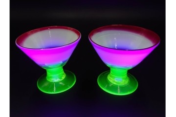 大正〜昭和初期　ウランガラス　ラッパ型　乳白ぼかし・赤縁　三色の表情が美しい氷コップ2客セット　(R-085527)