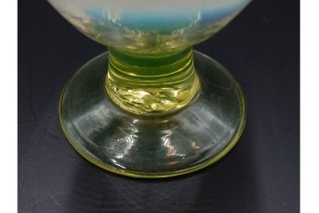 大正〜昭和初期　ウランガラス　ラッパ型　乳白ぼかし・赤縁　三色の表情が美しい氷コップ2客セット　(R-085527)