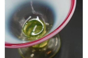 大正〜昭和初期　ウランガラス　ラッパ型　乳白ぼかし・赤縁　三色の表情が美しい氷コップ2客セット　(R-085527)