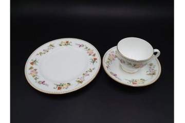 イギリス　WEDGWOOD(ウェッジウッド)　ミラベル　可憐な花模様が優雅に広がるトリオ3客セット　(R-085529)
