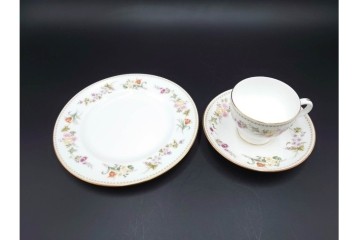 イギリス　WEDGWOOD(ウェッジウッド)　ミラベル　可憐な花模様が優雅に広がるトリオ3客セット　(R-085529)