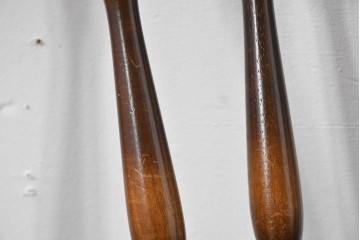 中古　飛騨産業　キツツキ　穂高シリーズ　クラシカルな魅力あふれるウィンザーチェア4脚セット　現行定価約26万円　(R-085530)