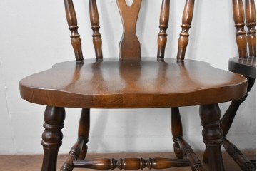 中古　飛騨産業　キツツキ　穂高シリーズ　クラシカルな魅力あふれるウィンザーチェア4脚セット　現行定価約26万円　(R-085530)