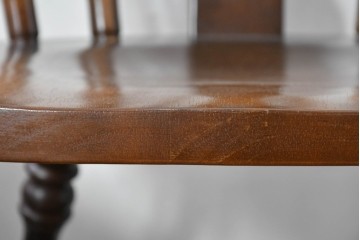 中古　飛騨産業　キツツキ　穂高シリーズ　クラシカルな魅力あふれるウィンザーチェア4脚セット　現行定価約26万円　(R-085530)