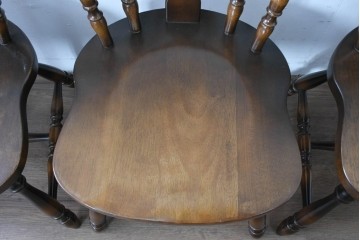 中古　飛騨産業　キツツキ　穂高シリーズ　クラシカルな魅力あふれるウィンザーチェア4脚セット　現行定価約26万円　(R-085530)