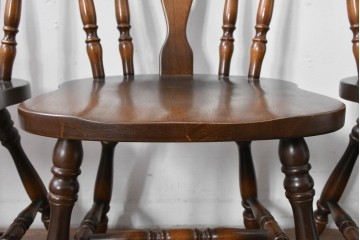 中古　飛騨産業　キツツキ　穂高シリーズ　クラシカルな魅力あふれるウィンザーチェア4脚セット　現行定価約26万円　(R-085530)