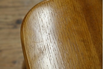 中古　柏木工(KASHIWA)　アーチ状の背と細身のスポークが映えるウィンザースタイルのダイニングチェア2脚セット　(R-085532)