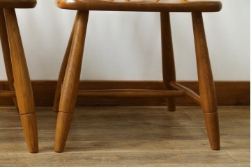中古　柏木工(KASHIWA)　アーチ状の背と細身のスポークが映えるウィンザースタイルのダイニングチェア2脚セット　(R-085532)