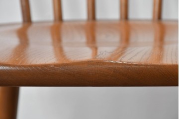 中古　柏木工(KASHIWA)　アーチ状の背と細身のスポークが映えるウィンザースタイルのダイニングチェア2脚セット　(R-085532)