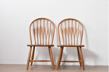 中古　柏木工(KASHIWA)　アーチ状の背と細身のスポークが映えるウィンザースタイルのダイニングチェア2脚セット　(R-085532)