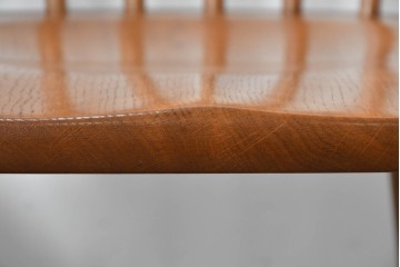 中古　柏木工(KASHIWA)　アーチ状の背と細身のスポークが映えるウィンザースタイルのダイニングチェア2脚セット　(R-085532)