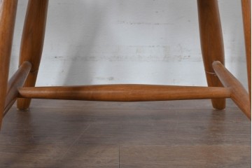 中古　柏木工(KASHIWA)　アーチ状の背と細身のスポークが映えるウィンザースタイルのダイニングチェア2脚セット　(R-085532)