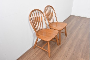 中古　柏木工(KASHIWA)　アーチ状の背と細身のスポークが映えるウィンザースタイルのダイニングチェア2脚セット　(R-085532)