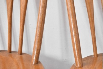 中古　柏木工(KASHIWA)　アーチ状の背と細身のスポークが映えるウィンザースタイルのダイニングチェア2脚セット　(R-085532)