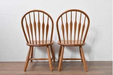 中古　柏木工(KASHIWA)　アーチ状の背と細身のスポークが映えるウィンザースタイルのダイニングチェア2脚セット　(R-085532)