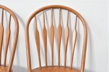 中古　柏木工(KASHIWA)　アーチ状の背と細身のスポークが映えるウィンザースタイルのダイニングチェア2脚セット　(R-085532)