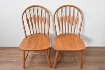 中古　柏木工(KASHIWA)　アーチ状の背と細身のスポークが映えるウィンザースタイルのダイニングチェア2脚セット　(R-085532)