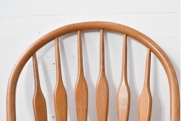 中古　柏木工(KASHIWA)　アーチ状の背と細身のスポークが映えるウィンザースタイルのダイニングチェア2脚セット　(R-085532)
