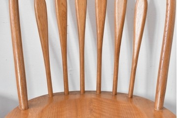 中古　柏木工(KASHIWA)　アーチ状の背と細身のスポークが映えるウィンザースタイルのダイニングチェア2脚セット　(R-085532)