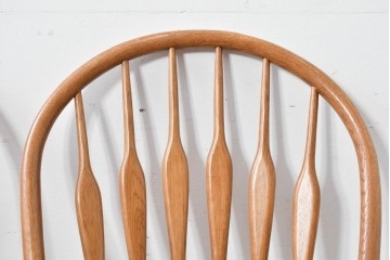 中古　柏木工(KASHIWA)　アーチ状の背と細身のスポークが映えるウィンザースタイルのダイニングチェア2脚セット　(R-085532)