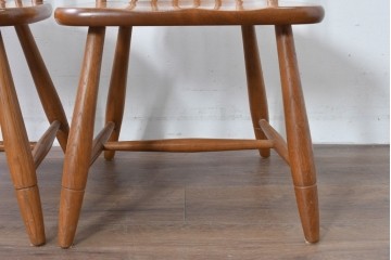 中古　柏木工(KASHIWA)　アーチ状の背と細身のスポークが映えるウィンザースタイルのダイニングチェア2脚セット　(R-085532)