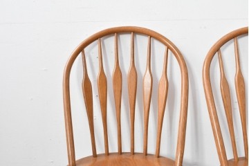 中古　柏木工(KASHIWA)　アーチ状の背と細身のスポークが映えるウィンザースタイルのダイニングチェア2脚セット　(R-085532)