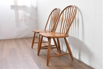 中古　柏木工(KASHIWA)　アーチ状の背と細身のスポークが映えるウィンザースタイルのダイニングチェア2脚セット　(R-085532)