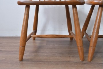 中古　柏木工(KASHIWA)　アーチ状の背と細身のスポークが映えるウィンザースタイルのダイニングチェア2脚セット　(R-085532)