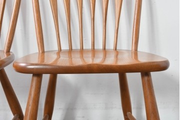 中古　柏木工(KASHIWA)　アーチ状の背と細身のスポークが映えるウィンザースタイルのダイニングチェア2脚セット　(R-085532)