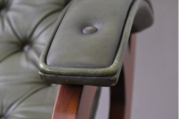 中古　スペイン製　バロッサバレンティ(VARO,S.A. VALENTI)　本革　ボタン留めが上品なアームチェアとオットマン　セット定価約47万円相当　(R-085533)