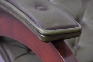 中古　スペイン製　バロッサバレンティ(VARO,S.A. VALENTI)　本革　ボタン留めが上品なアームチェアとオットマン　セット定価約47万円相当　(R-085533)